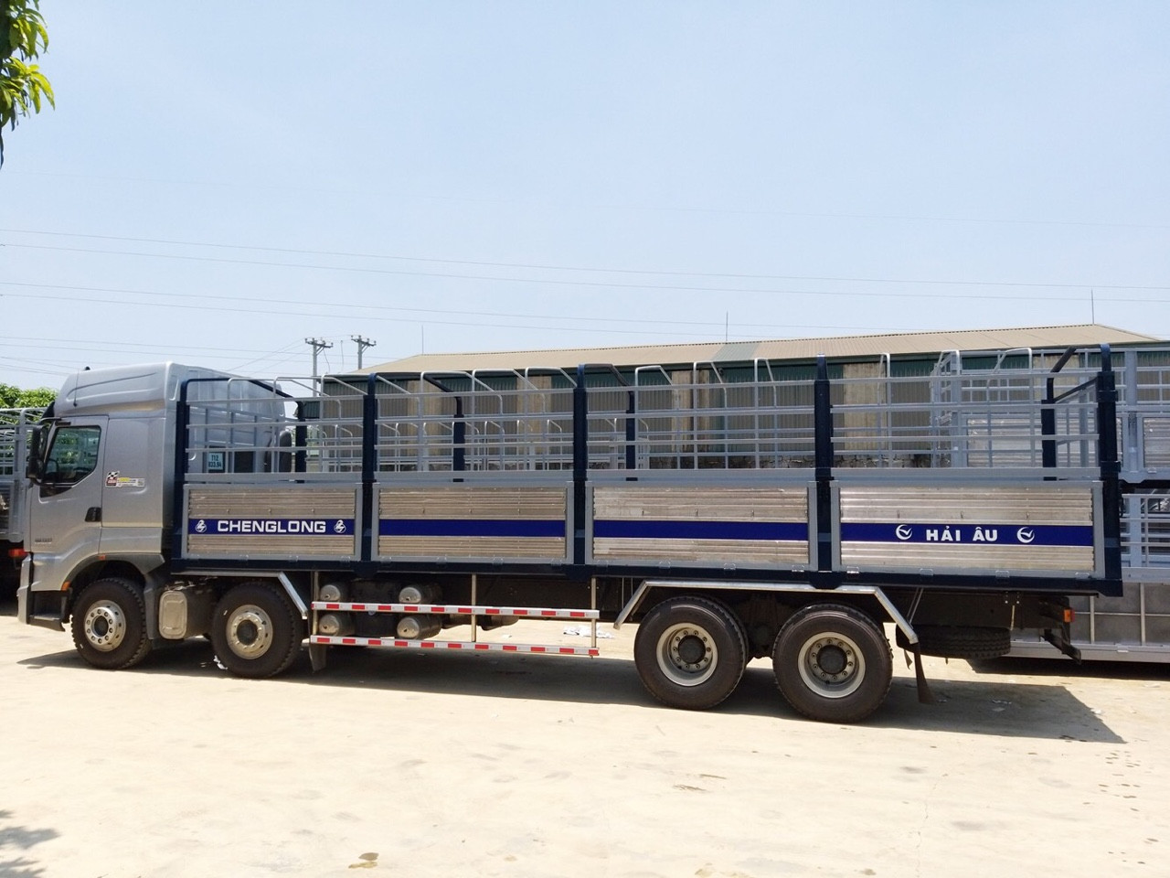 Xe tải 4 chân CHENGLONG H7 