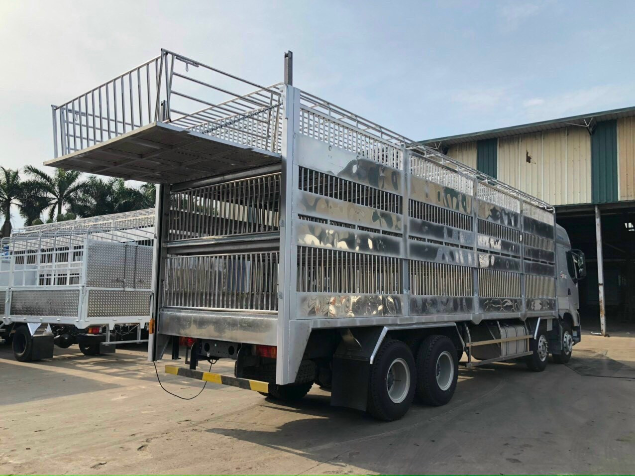 Xe chở heo Chenglong Hải Âu 8x4