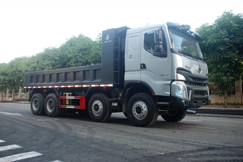 Xe ben 4 chân CHENGLONG H7 máy 385HP cầu dầu