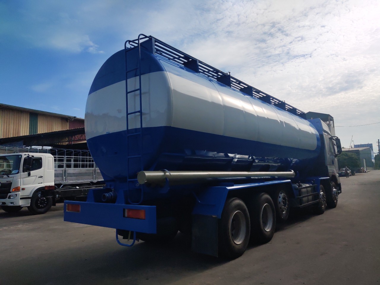 Xe chở cám Chenglong 30 - 35 m3