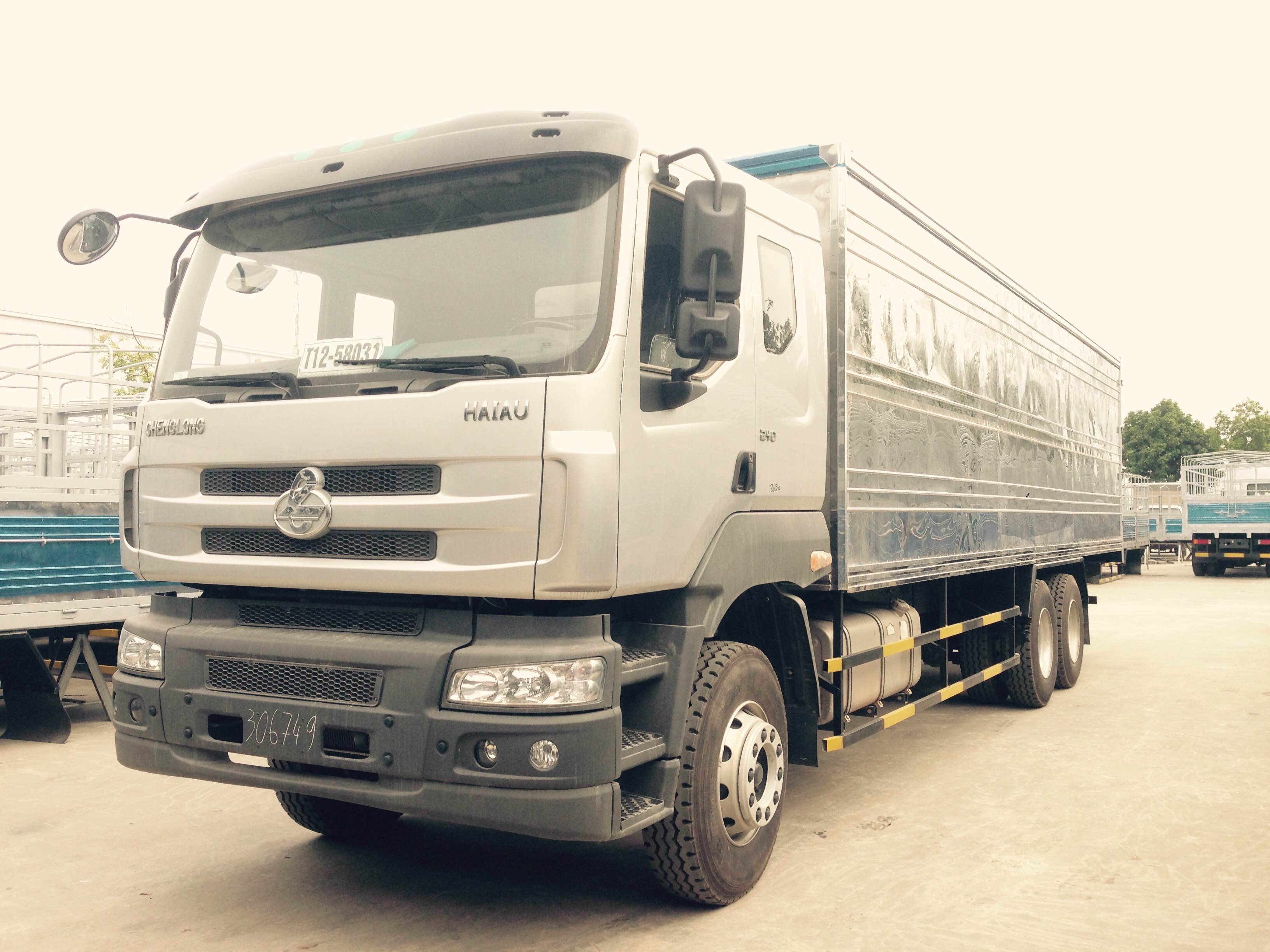 XE TẢI THÙNG KÍN 6x4 CHENGLONG HẢI ÂU